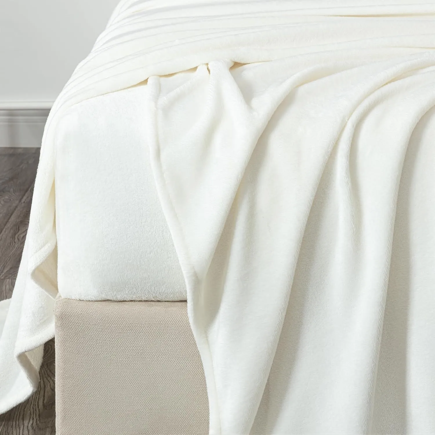 Chezmoi Collection Extra Soft Fleece Sheet Set Queen, Microplush Non-Pilling Velvety Bed Sheet, Deep Pocket - Lightweight All Season Warmth, Queen, Dove White