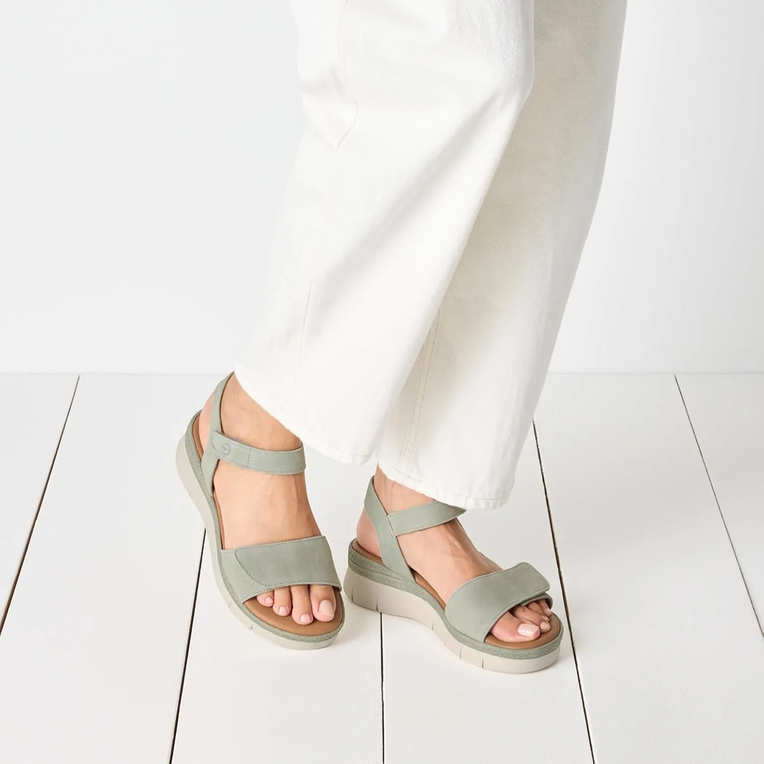 Tamaris Women's Wedge/Flat Sand Sandal