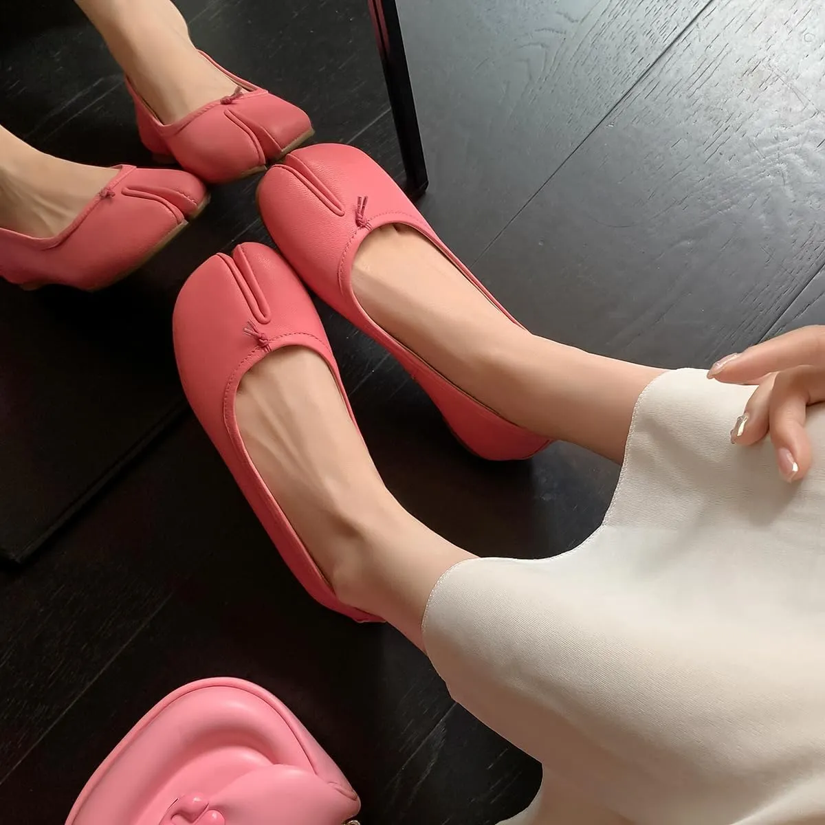 Women's Casual Round Toe Flats, Comfortable Slip-On Shoes with Soft Sheepskin Leather and TPR Non-Slip Sole, Low 1cm Heel, Stylish Cow Hoof Design